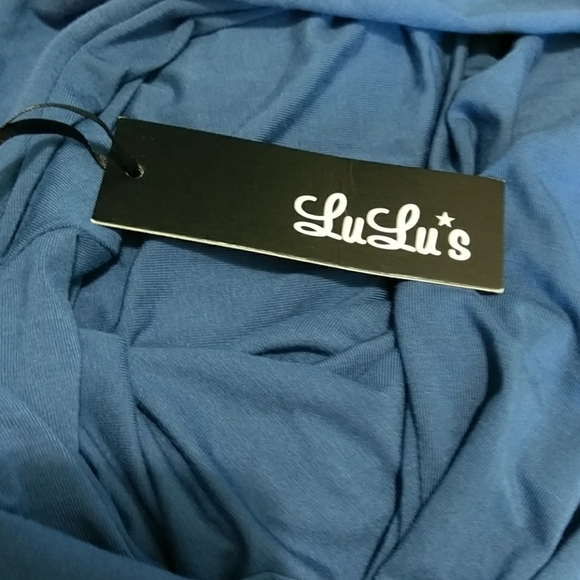 Lulus blouse in blue with arm cutouts - Picture 5 of 7